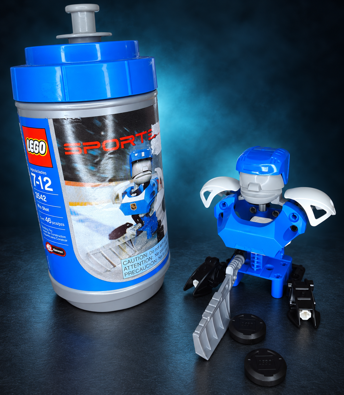 Хоккеист LEGO Sports с канистрой и шайбами